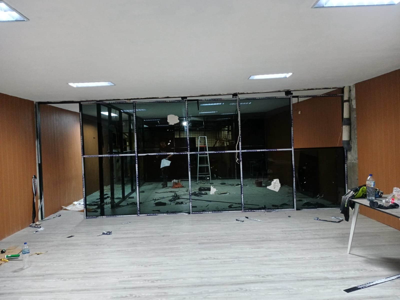 Partisi Aluminium Kaca Riben (Dark Glass)