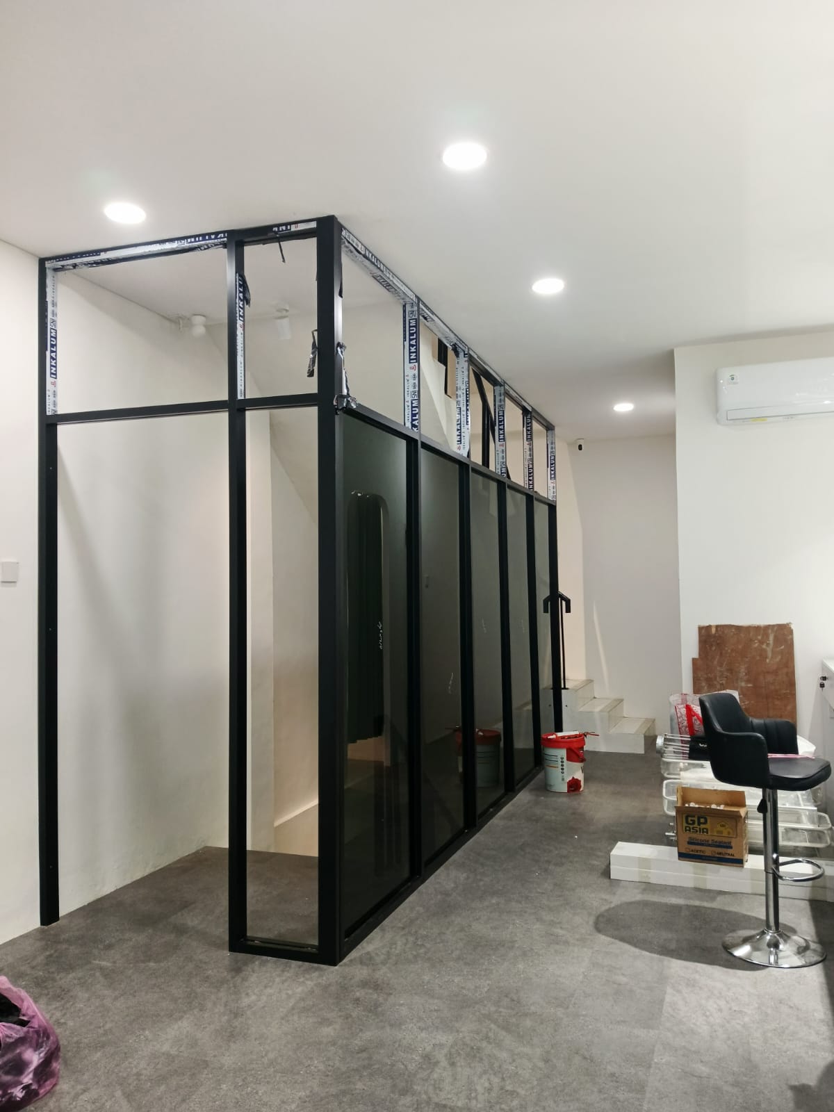 Partisi Aluminium Kaca Riben (Dark Glass)