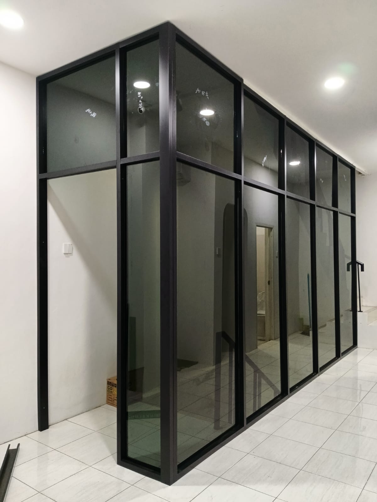 Partisi Aluminium Kaca Riben (Dark Glass)