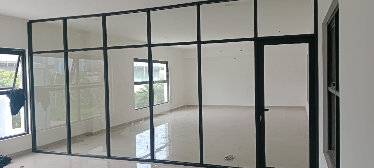 Partisi Aluminium Sekat Ruangan Kaca Polos