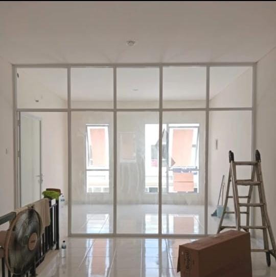 Partisi Aluminium Sekat Ruangan Kaca Polos
