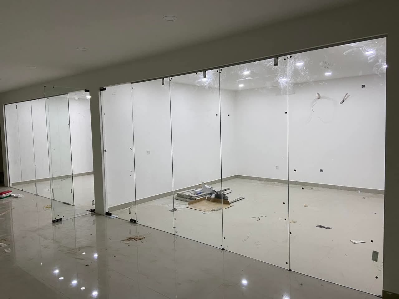 Partisi Kaca Frameless Tempered