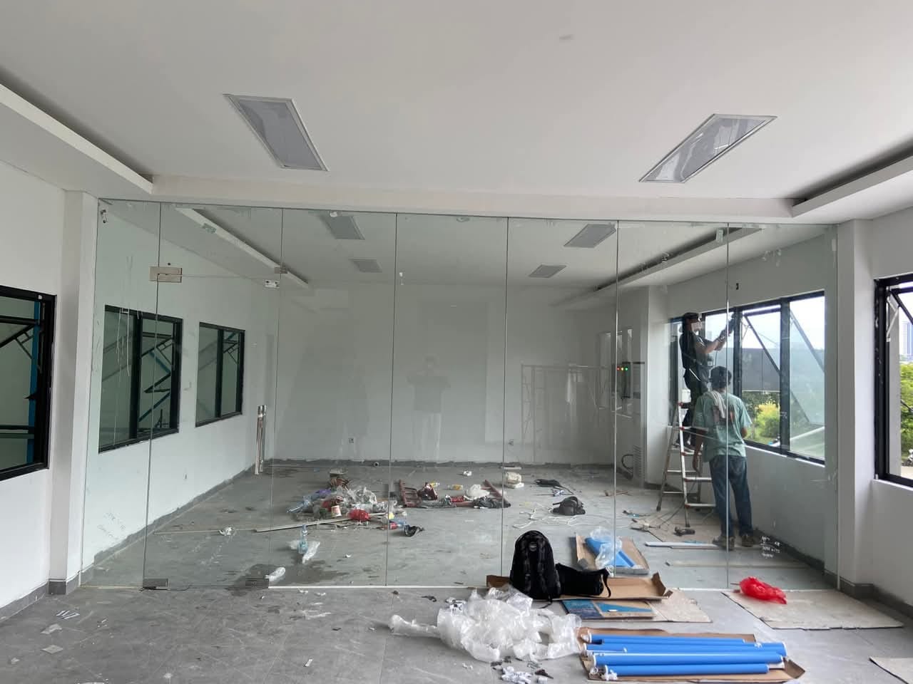 Partisi Kaca Frameless Tempered